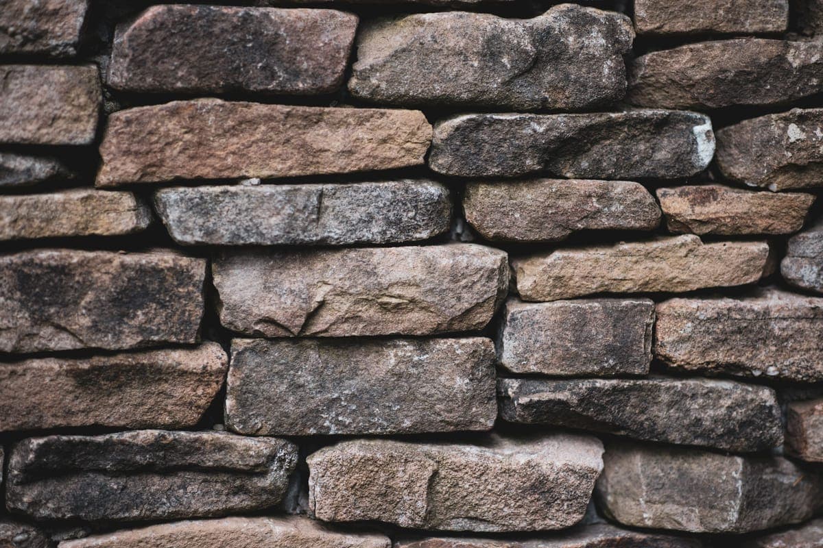 Mur en pierre naturelle appareillée
