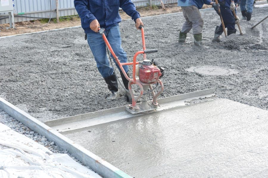 Lissage d'une dalle de béton fraîchement coulée