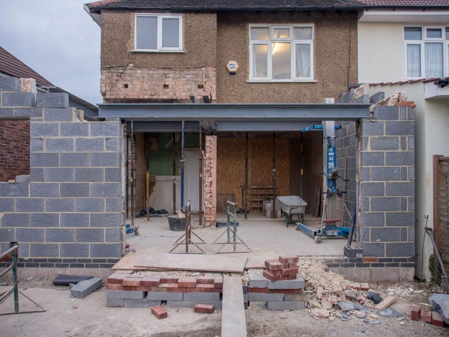 Extension de maison en briques en cours de construction